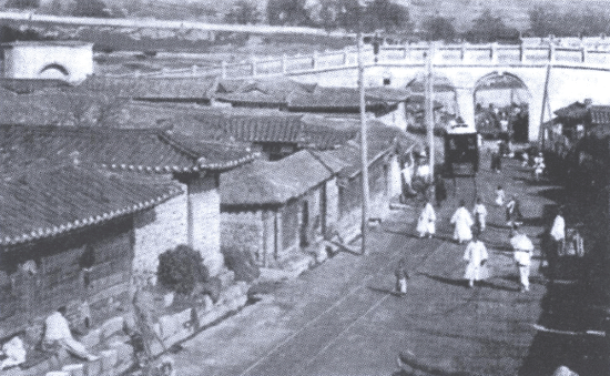 경희궁과 경운궁을 잇는 홍교, 1902년경