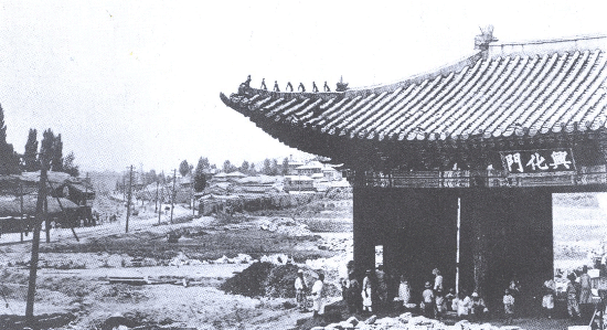 통감부중학교를 짓기위해 헐리는 경희궁 , 1907년경